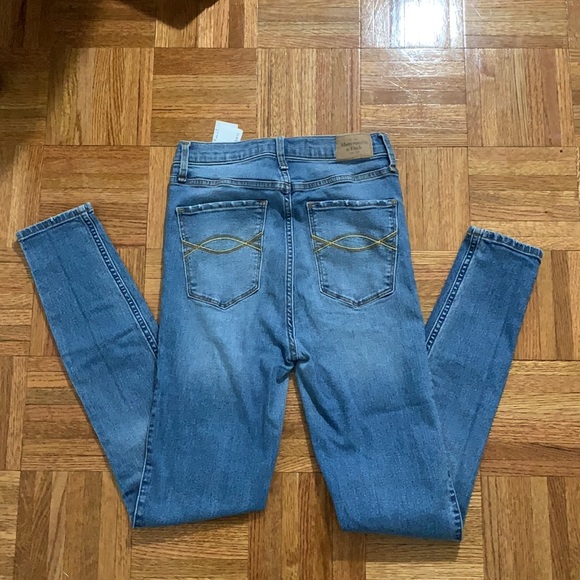 Ultra High Rise Blue Light/Medium Wash Abercrombie Skinny Jeans Size 27/4 - Picture 5 of 5